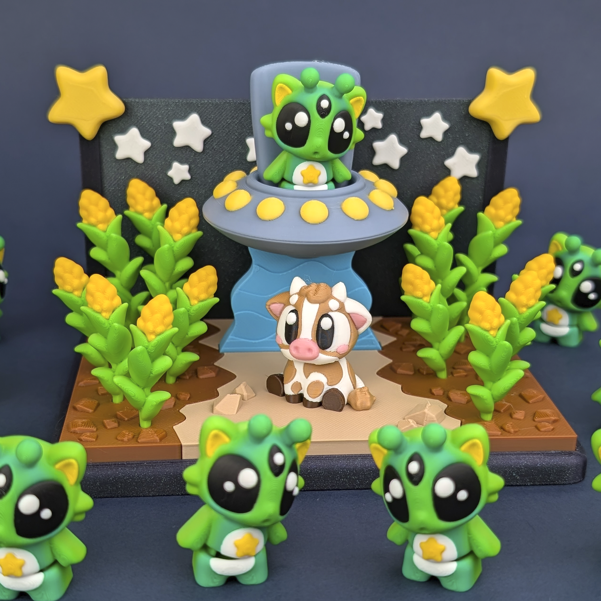 01-flexialien-cowabdplayset Articulated 3D printed alien figurine with mini habitat display set